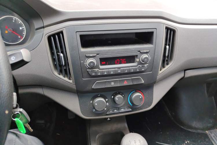Used Wuling Rongguang New Truck 2023 1.5L Single-Row Base Version LAR Audio And AC Panel