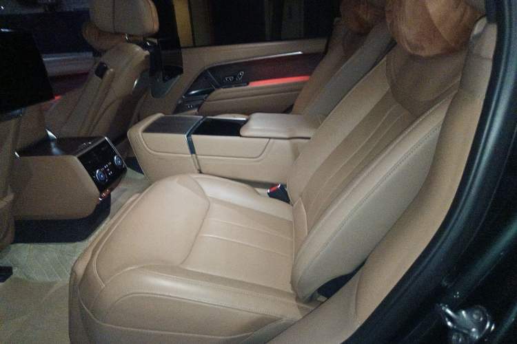 Used Land Rover Range 2023 3.0 L6 400 PS Flagship Extended Version Left Rear Seat