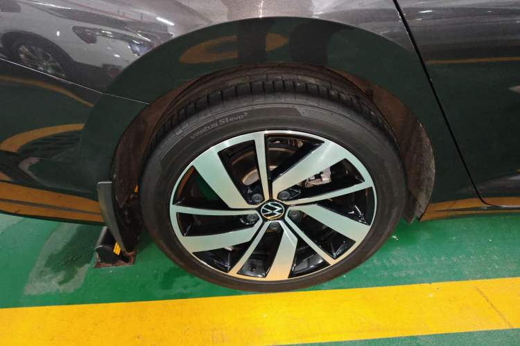 Used Volkswagen Sagitar 2023 300TSI DSG Excellence Edition Right Rear Wheel Hub