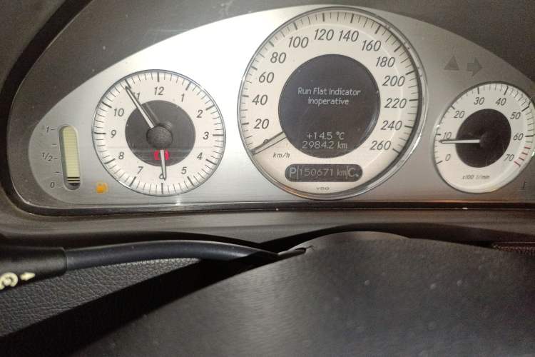 Used Mercedes-Benz CLK-Class 2006 CLK 280 two-door coupe Odometer Close Up