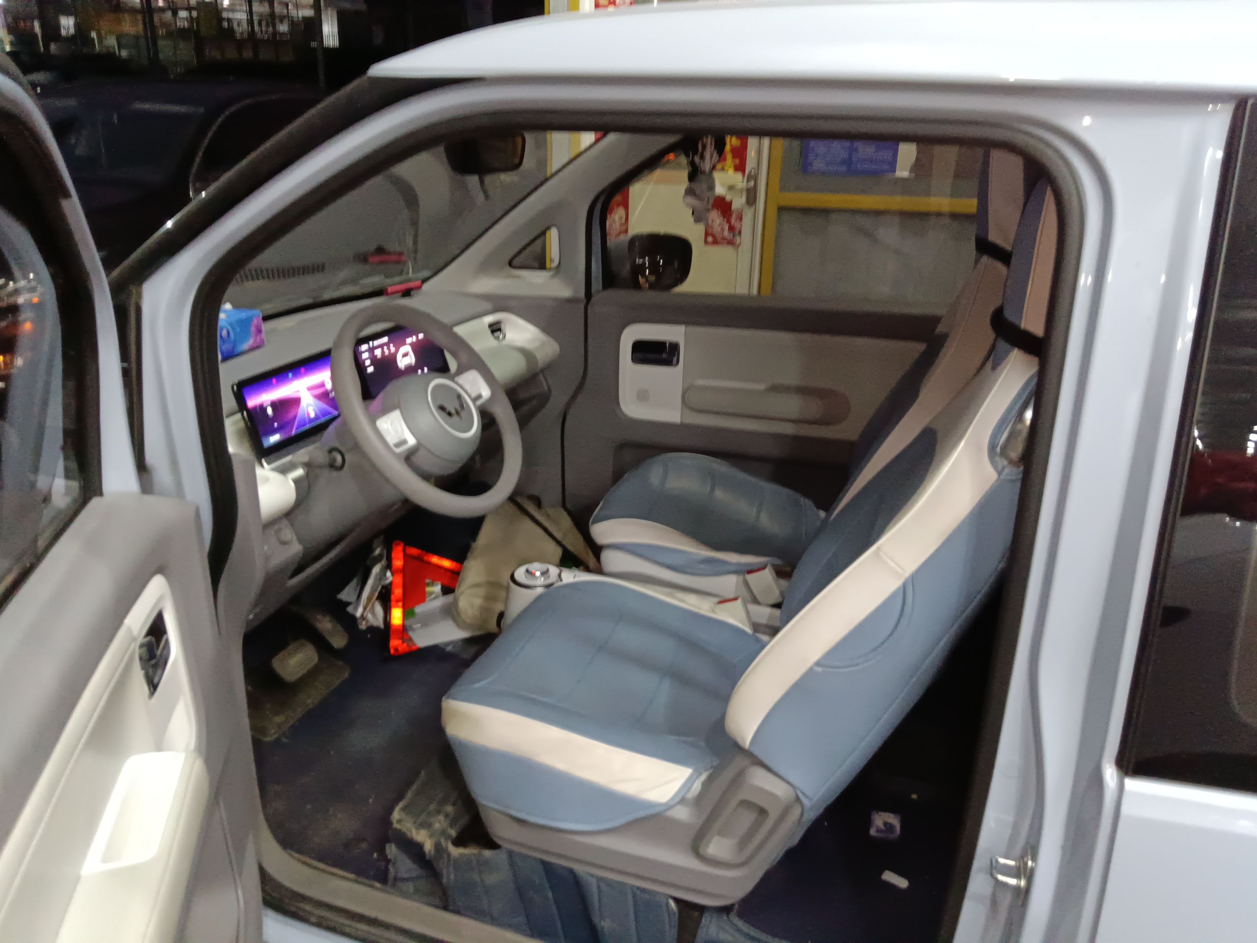 المقاعد الأمامية داخل السيارة