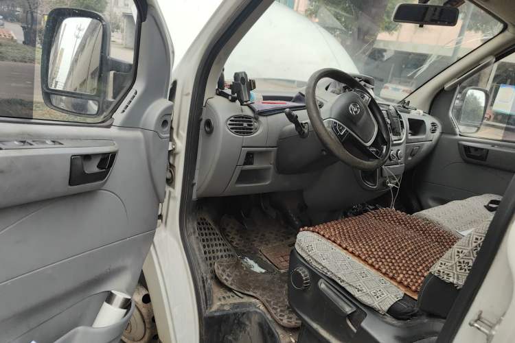 Used SAIC MAXUS Xintu V80 2019 2.5T Classic Model 6-Speed Manual Aotong Long Wheelbase Mid-Height 7-Seater