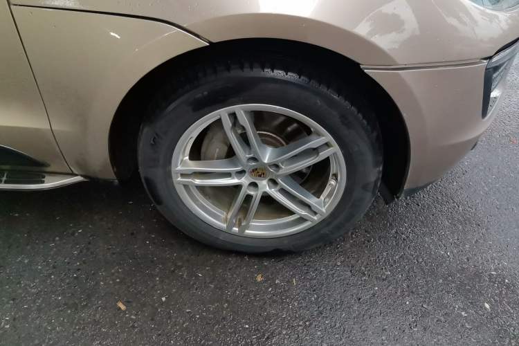 Used Porsche Macan 2014 Macan 2.0T Right Front Wheel Hub