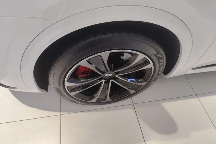 Used Hima AITO M8 2025 Extended-Range Max+ Version 53.4 kWh 6-Seater Edition Left Front Wheel Hub