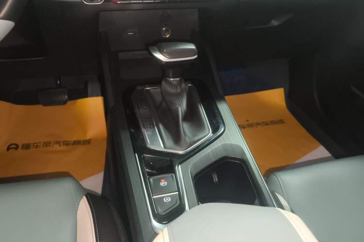 Used Geely Auto Emgrand S 2022 1.4T CVT Crossover Player Edition Gear Lever