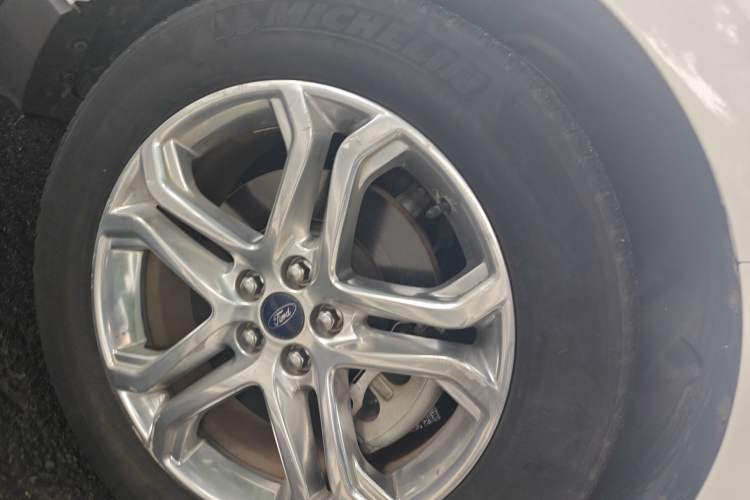 Used Ford Edge 2015 2.0T GTDi Two-Wheel-Drive High-Line Version
