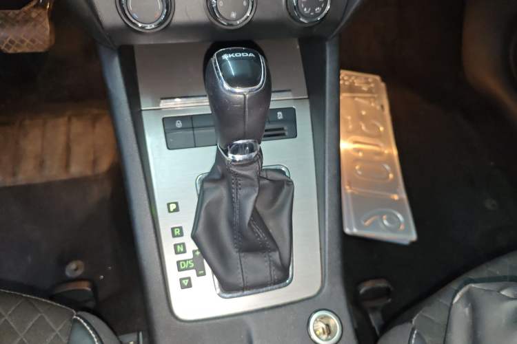 Used Skoda Octavia 2018 1.6L Automatic Luxury Edition Gear Lever