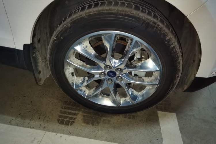Used Ford Edge 2016 EcoBoost 245 Four-Wheel Drive Titanium 7-Seater Right Front Wheel Hub