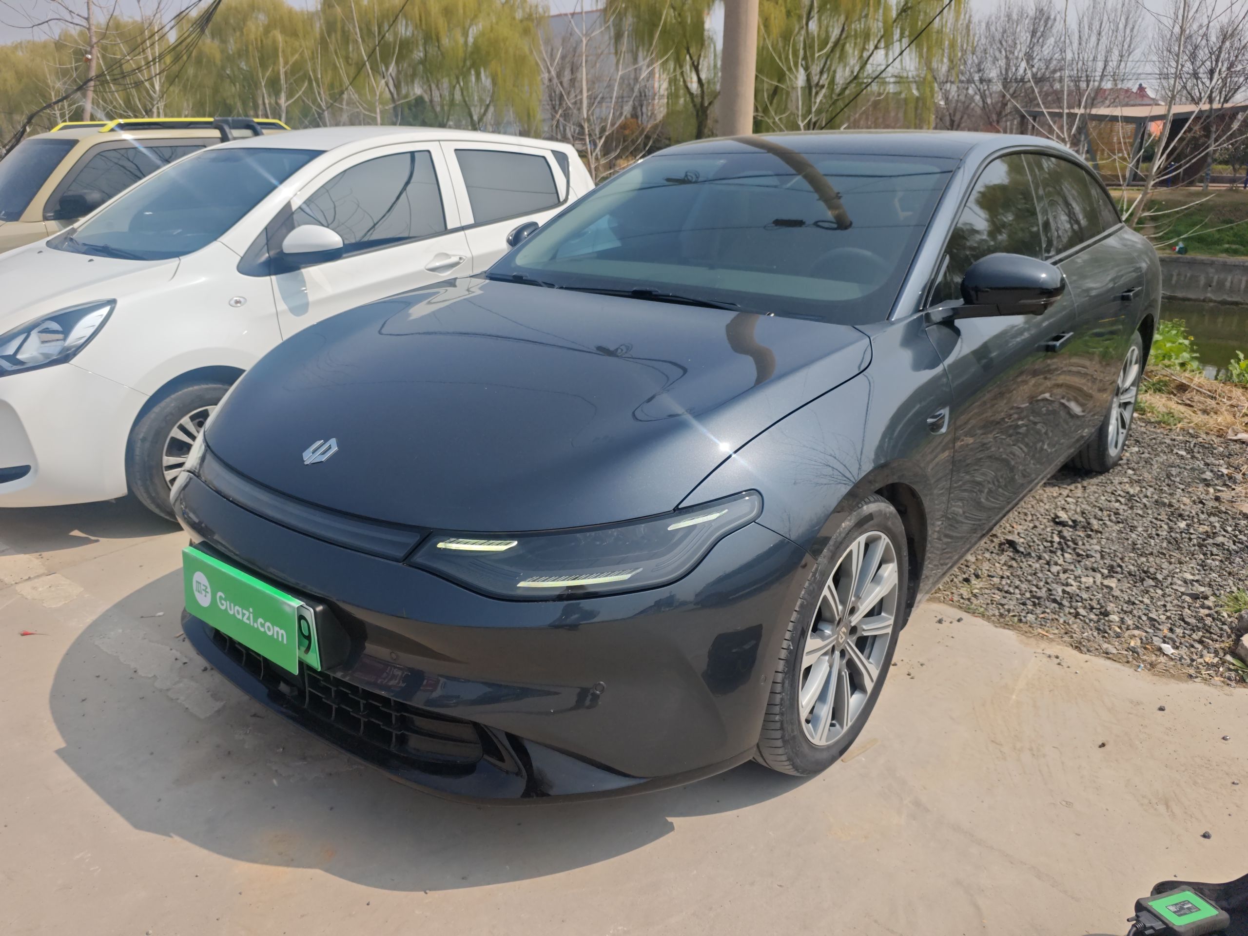 تحت مقدمة السيارة