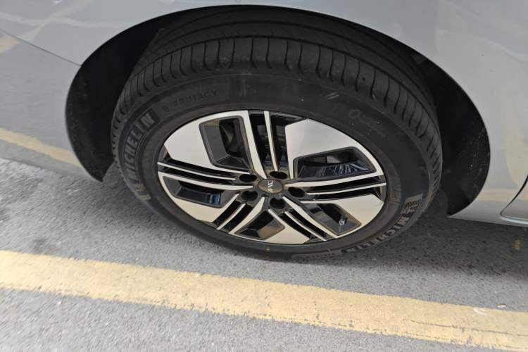 Used JAC Refine RF8 PHEV 2024 Zhiling Edition 1.5T 150KM Flagship Model – Lithium Iron Phosphate
