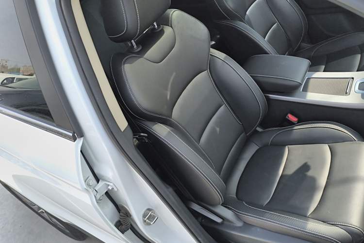 Used Geely Auto Emgrand X7 Sport 2021 Million Edition 1.8TD DCT Two-Wheel Drive Comfort Model Right Front Seat