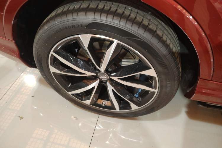 Used Audi Q7 2020 55 TFSI quattro S line sports model Right Rear Wheel Hub