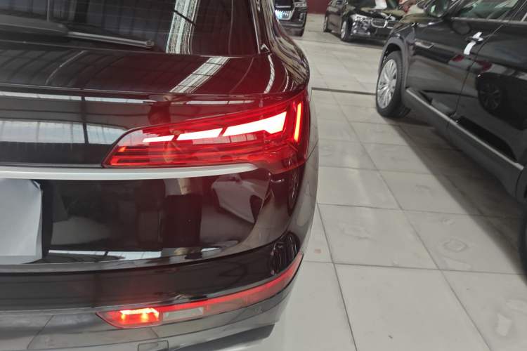 Used Audi Q5L 2022 40T Luxury Elegant Model Right Rear Taillight