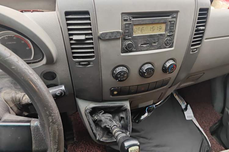 Used Dongfeng Yufeng 2014 2.5T YuliBao Logistics Vehicle Low-Trim Version with Short Wheelbase and Mid-Roof Design – ZD25 Audio And AC Panel