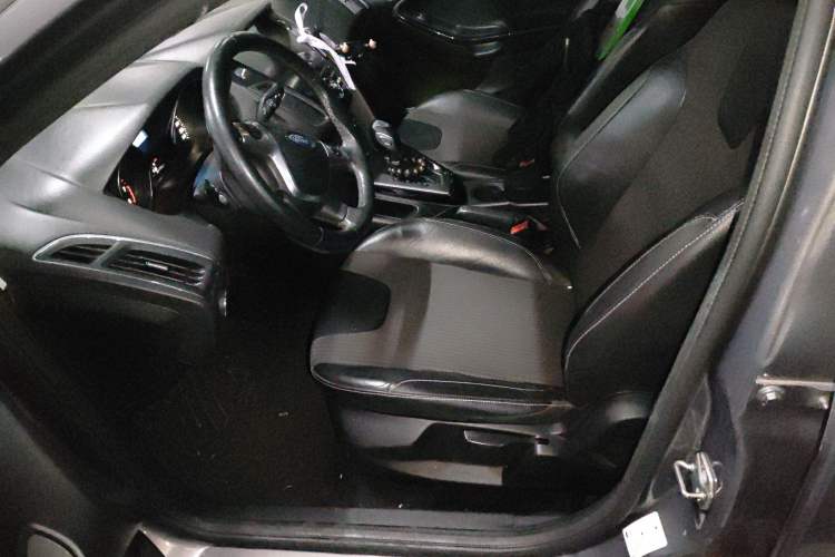 Used Ford Focus 2012 Sedan 1.6L Automatic Fashion Edition
