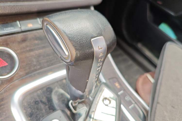 Used Land X7 2016 2.0T Panoramic Prestige Edition Gear Lever