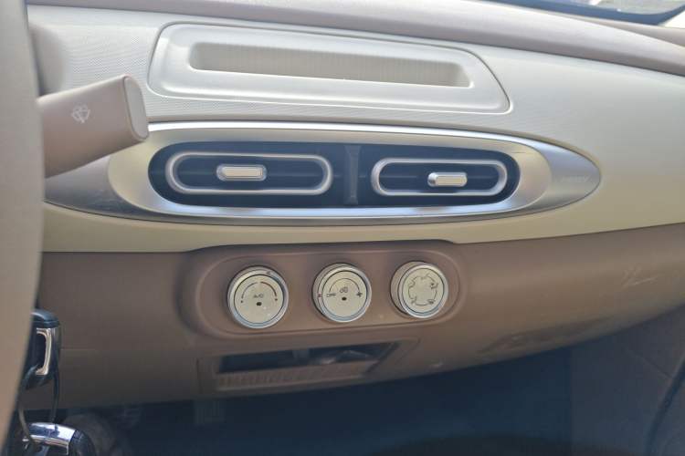 Used Wuling Hongguang MINIEV 2025 Four-Door Version Advanced Edition Audio And AC Panel