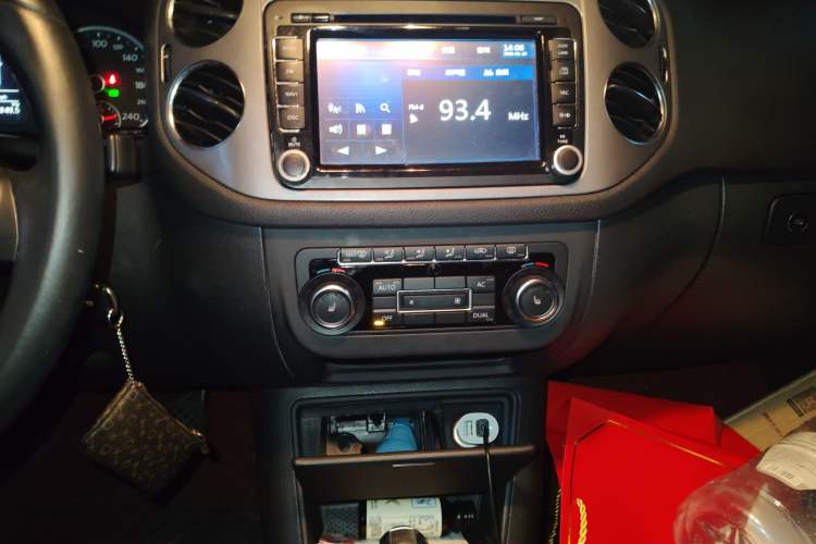 Used Volkswagen Tiguan 2012 1.8TSI Automatic All-Wheel Drive Elite Edition Audio And AC Panel