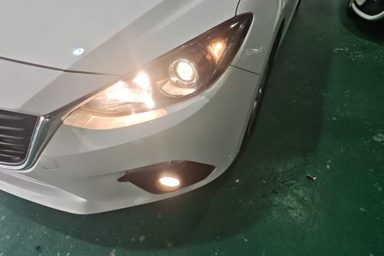 Used Mazda Mazda 3 Axela 2016 Hatchback 1.5L Automatic Luxury Model