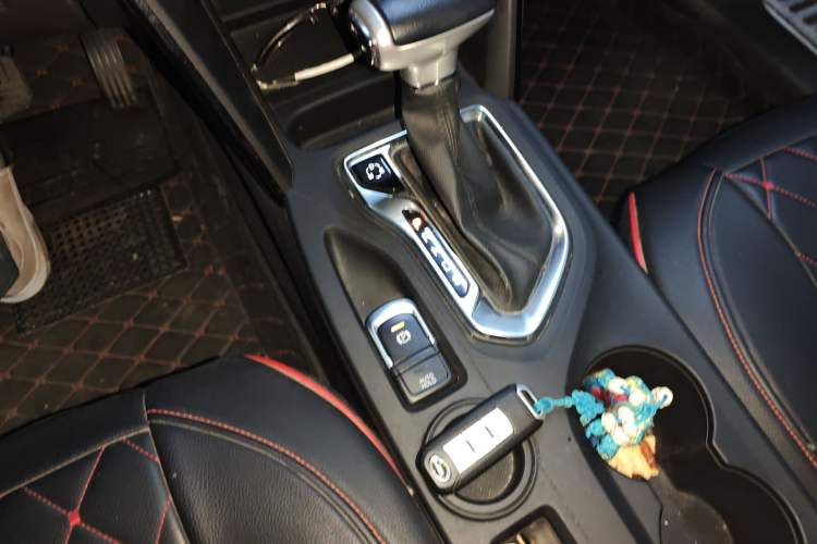 Used GAC Trumpchi GS4 2017 235T Automatic Two-Wheel Drive Luxury Smart Connectivity Version Gear Lever