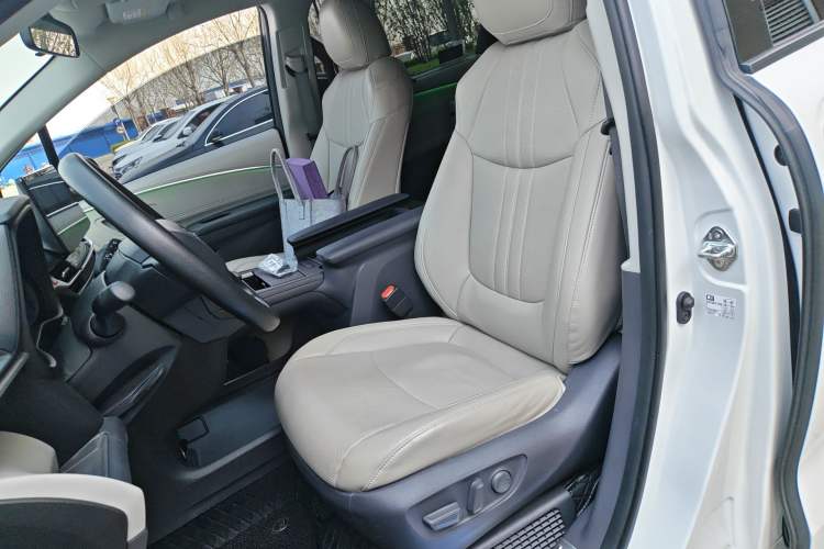 Used Toyota Granvia 2023 2.5L Hybrid Luxury Edition Left Front Seat