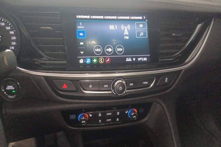 Used Buick Regal 2024 25T Deluxe Edition Audio And AC Panel