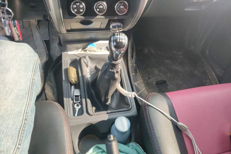 Used Dongfeng Ruichi 2017 2.5T Diesel Two-Wheel Drive Standard Version ZD25T5 Gear Lever