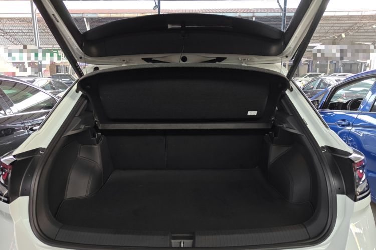 Used Volkswagen T-ROC 2025 Facelifted 300TSI DSG Two-Wheel-Drive Chen Guang Edition Trunk