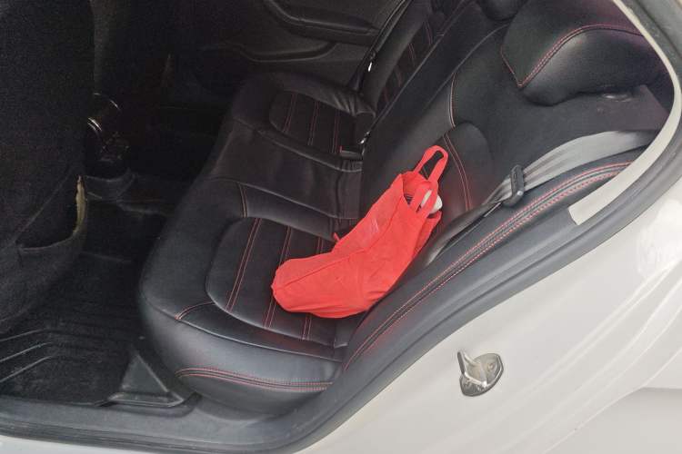 Used Volkswagen Jetta 2015 Value Edition 1.6L Automatic Fashion Version Left Rear Seat