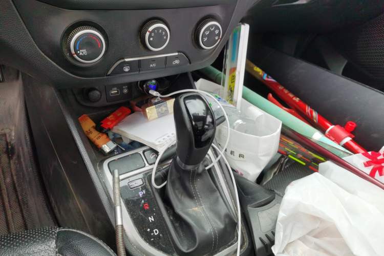 Used Hyundai ix25 2015 1.6L Automatic Two-Wheel Drive Smart GLS Trim Gear Lever