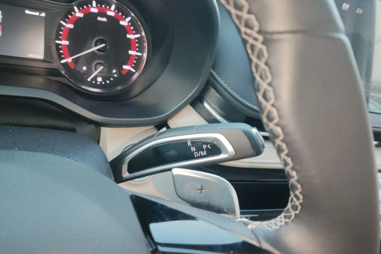 Used SAIC MAXUS Xintu V70 2025 2.0T Automatic Long Wheelbase Low-Roof Luxury 7-Seater
