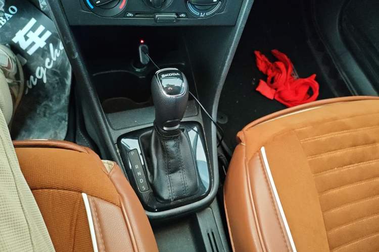 Used Skoda Rapid Spaceback 2014 1.6L Automatic Enjoyment Edition Gear Lever