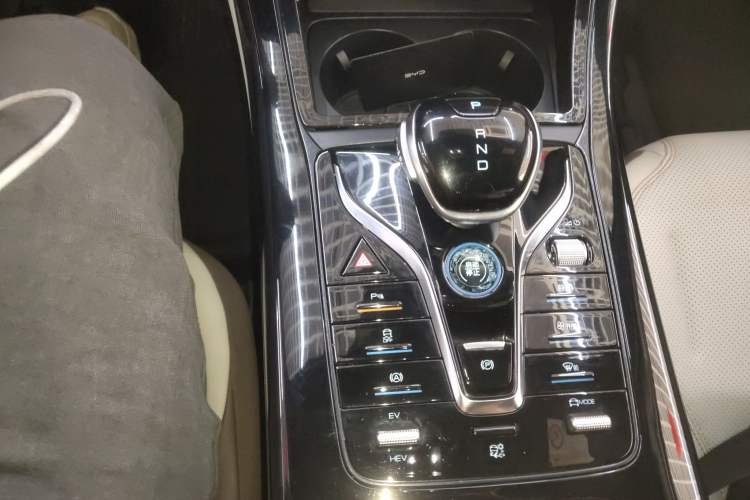 Used BYD Qin PLUS 2024 HONOR Edition DM-i 55KM Leading Model Gear Lever