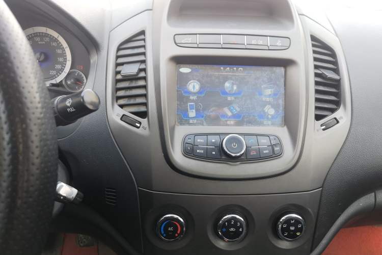 Used Geely Auto Diamond 2016 1.5L Manual Elite Version China IV Standard Audio And AC Panel