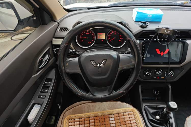 Used Wuling Hongguang 2019 1.5L S Standard Version China VI LAR Steering Wheel