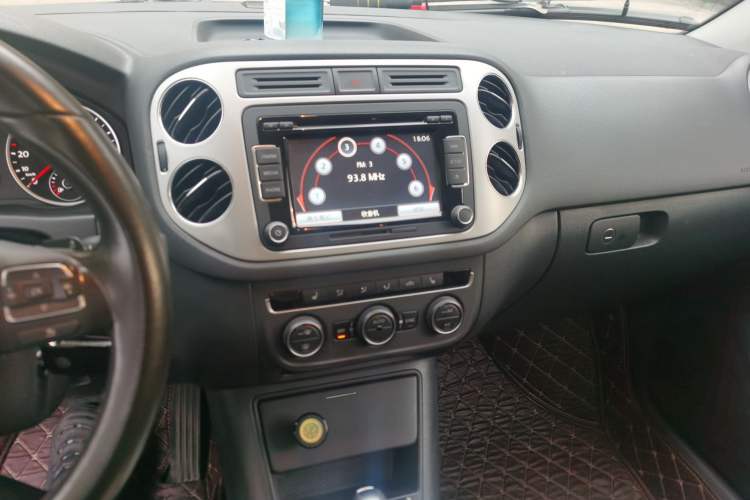 Used Volkswagen Tiguan 2013 1.8 TSI Automatic All-Wheel Drive Luxury Model Audio And AC Panel