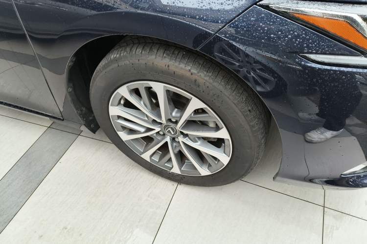 Used Lexus ES 2022 300h Excellence Edition Right Front Wheel Hub