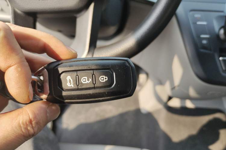 Used Ford Transit 2023 2.0T Gasoline Automatic Business & Travel Model Mid-axle Low-roof Design 7/8/9-Seater