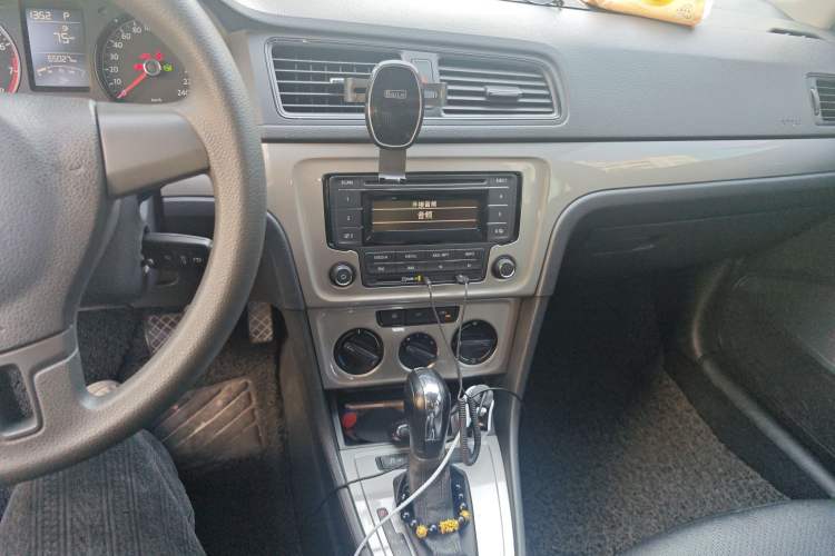 Used Volkswagen Gran Lavida 2013 1.6L Automatic Fashion Model Audio And AC Panel