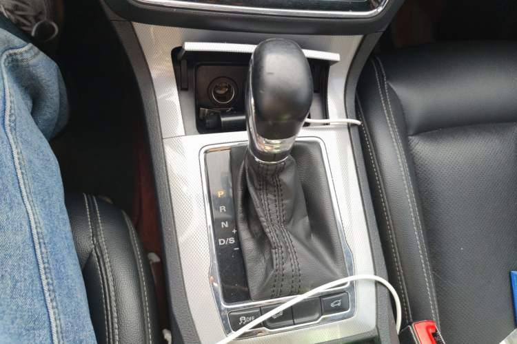 Used Roewe RX5 2018 20T Two-Wheel Drive Automatic Internet Smart Edition
