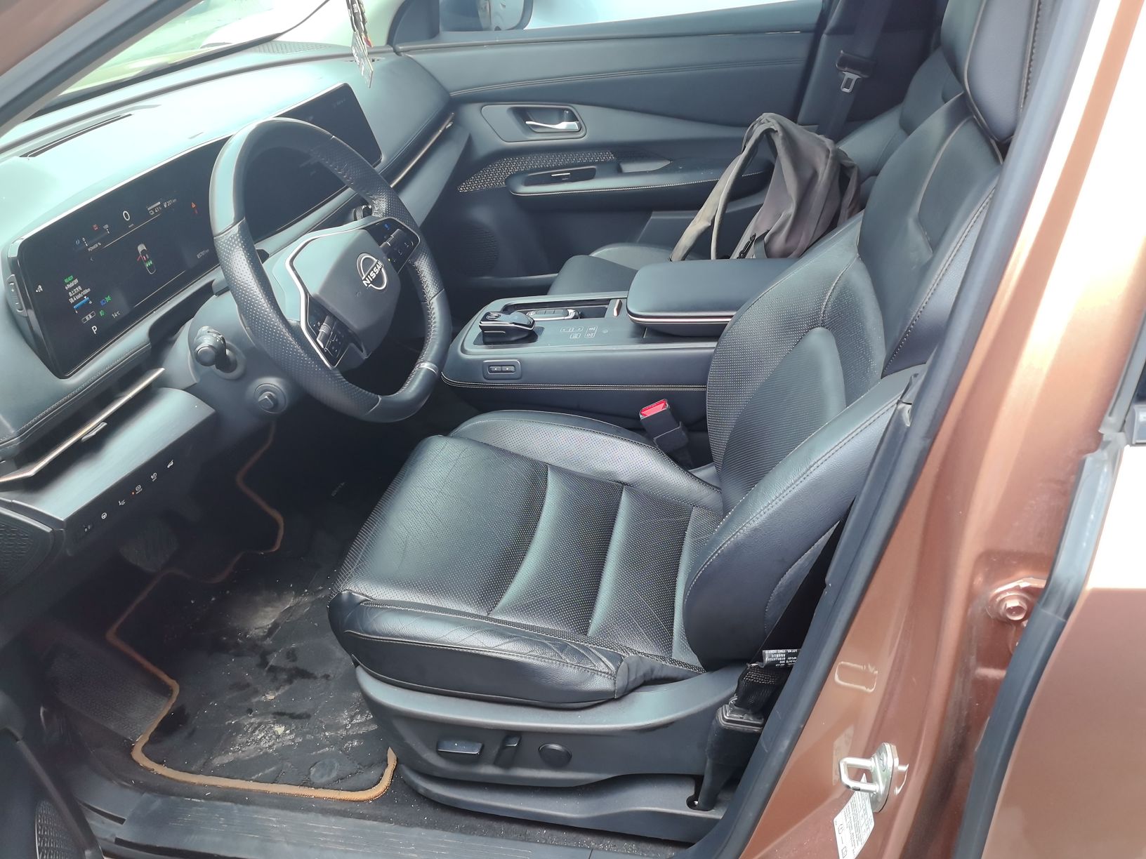 المقاعد الأمامية داخل السيارة