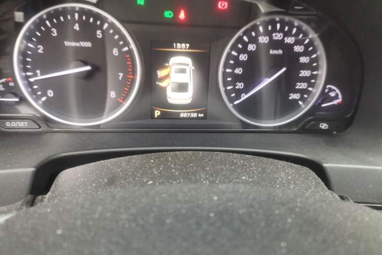 Used Geely Auto Emgrand GT 2015 1.8T Flagship Model Odometer Close Up