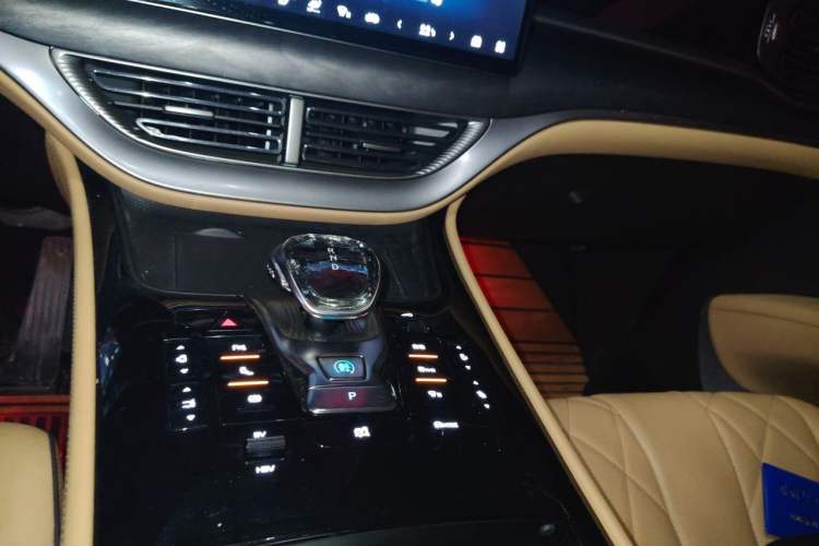 Used Denza D9 2024 DM-i 1050 Luxury Model
