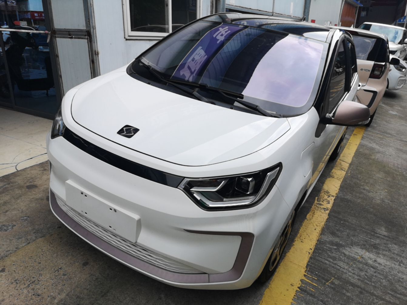 Под передней частью автомобиля