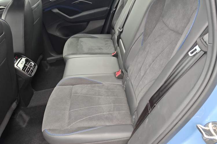 Used Volkswagen Tiguan L 2024 PRO 380TSI Four-Wheel Drive R-Line Prestige Edition Left Rear Seat