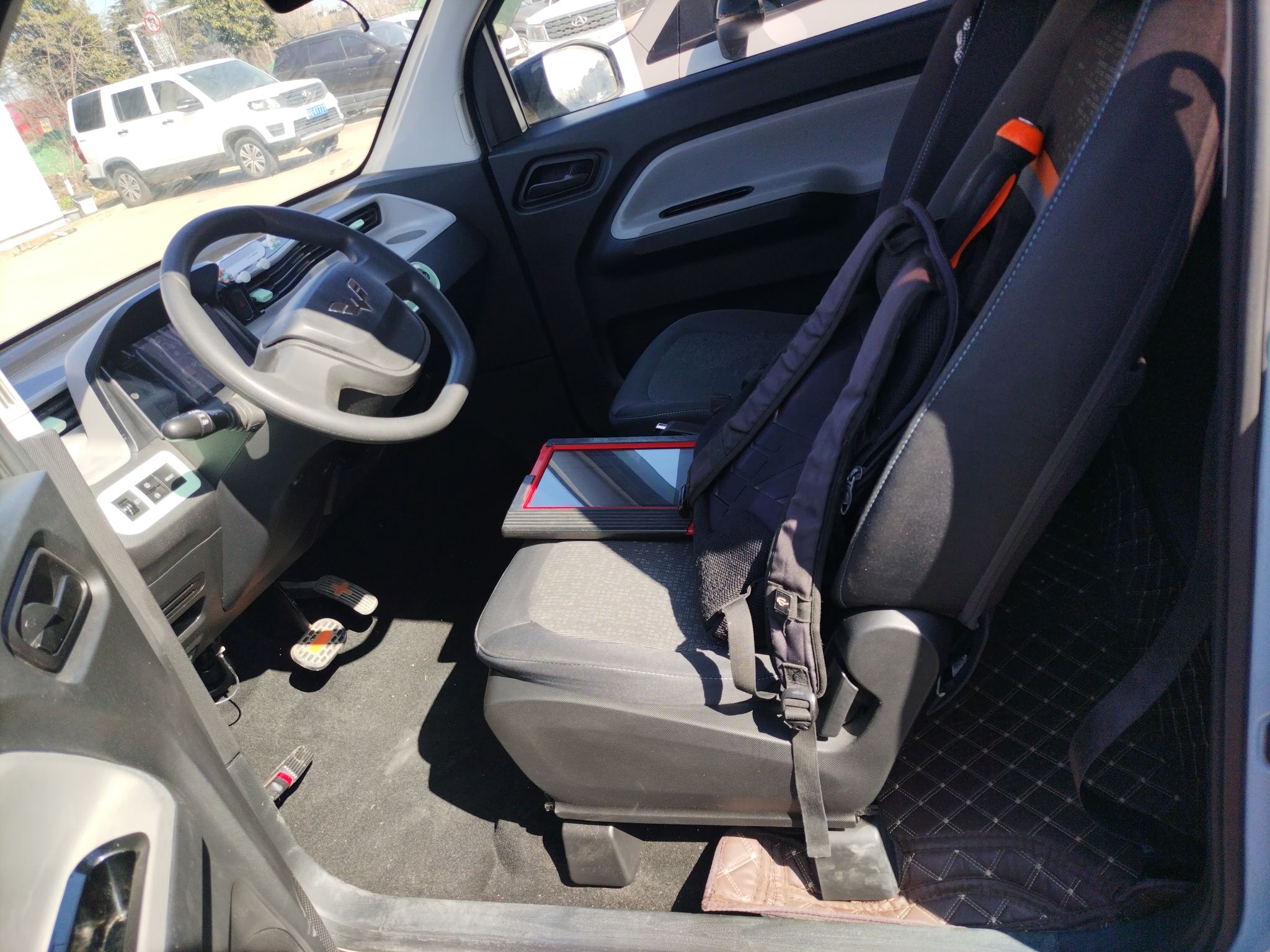 المقاعد الأمامية داخل السيارة