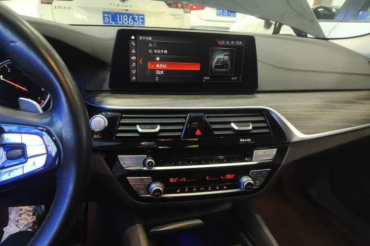 Used BMW 5 Series 2018 Revised Version 530Li Leading Edition Luxury Package Audio And AC Panel