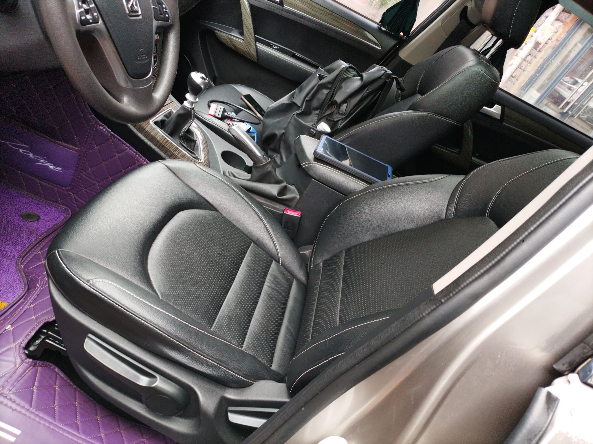 المقاعد الأمامية داخل السيارة