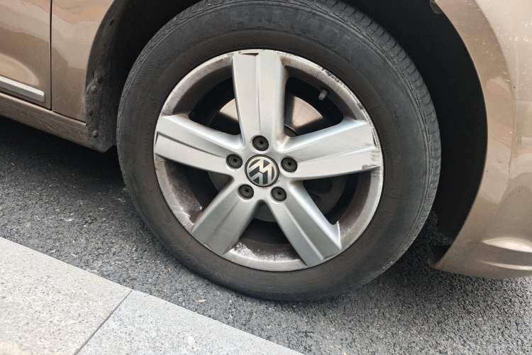 Used Volkswagen Touran 2013 1.4T Manual Comfort Edition 5-Seater Right Front Wheel Hub