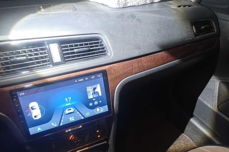 Used Volkswagen Cross Lavida 2014 1.6L Automatic Audio And AC Panel